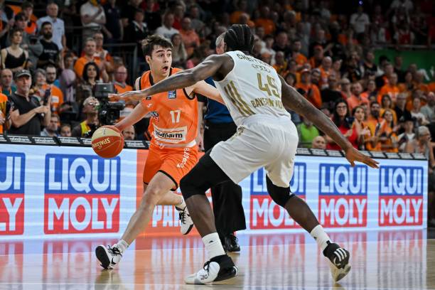 示了与国际 示了与国际